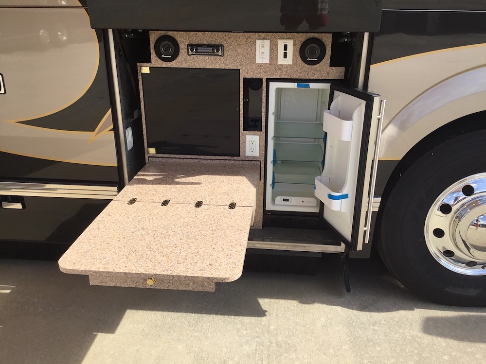 2003 Prevost Featherlite H3-45 For Sale