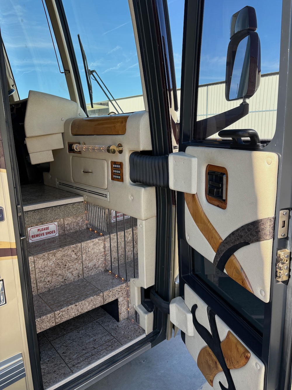 2003 Prevost Featherlite H3-45 For Sale