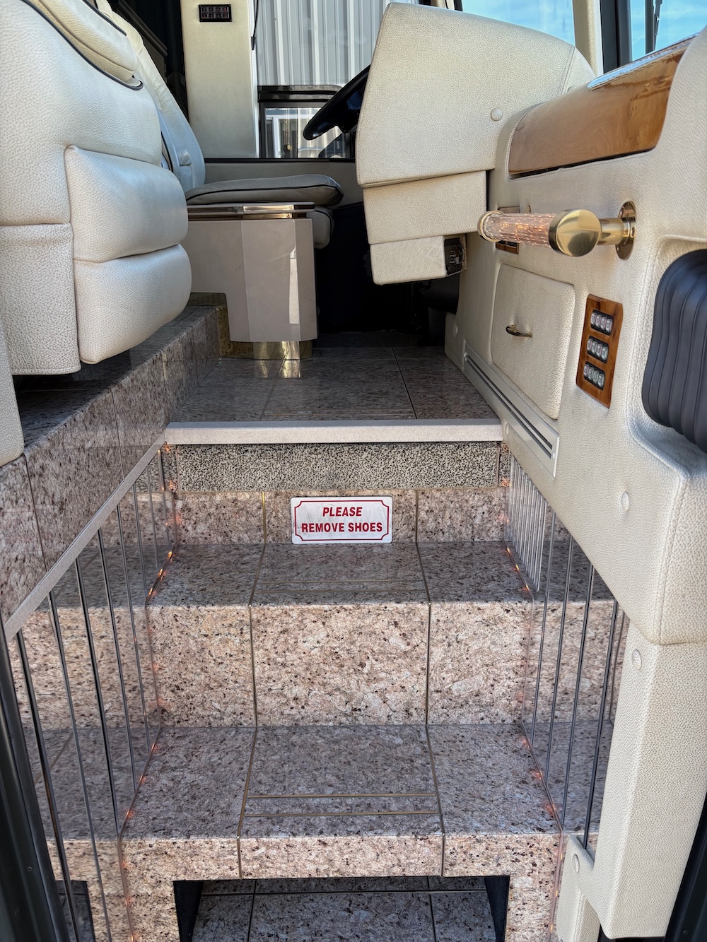 2003 Prevost Featherlite H3-45 For Sale