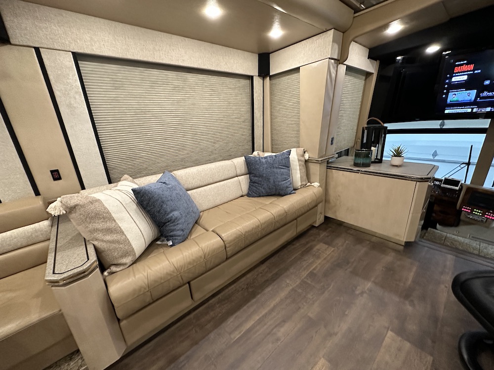 2003 Prevost Featherlite H3-45 For Sale