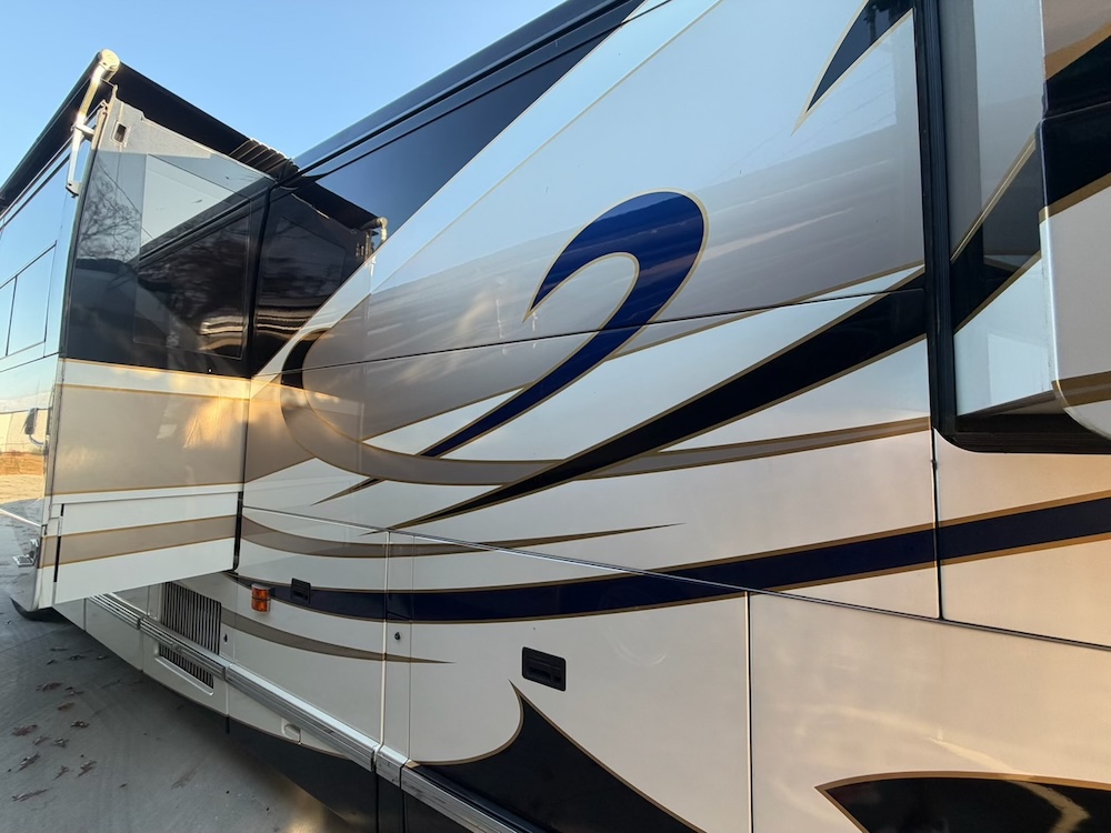 2003 Prevost Featherlite H3-45 For Sale