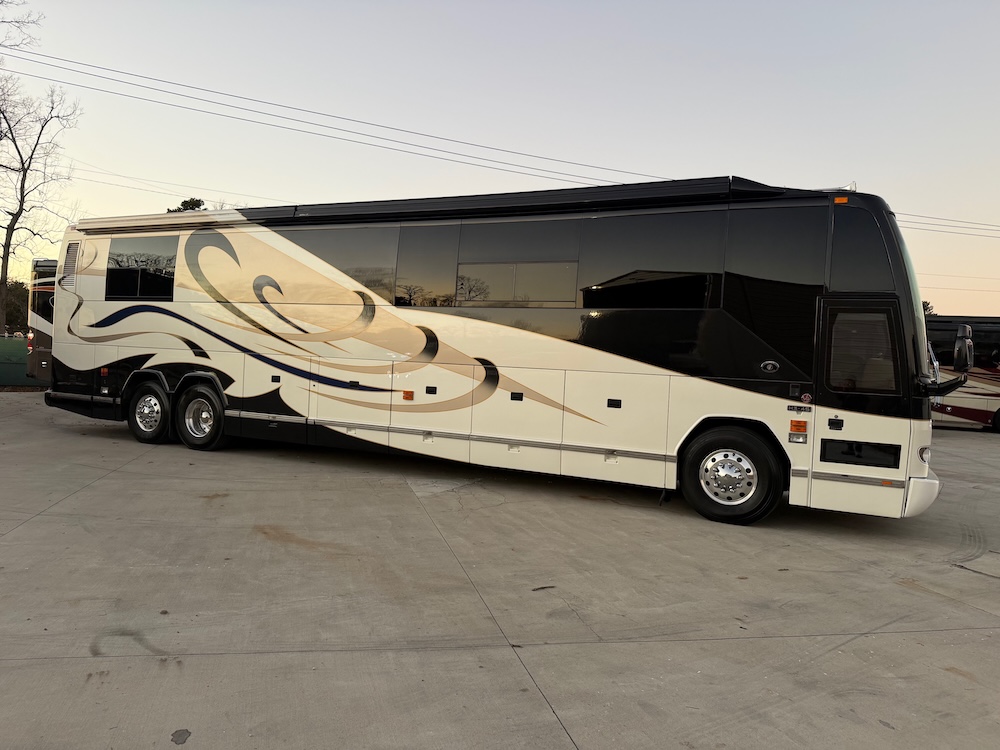 2003 Prevost Featherlite H3-45 For Sale