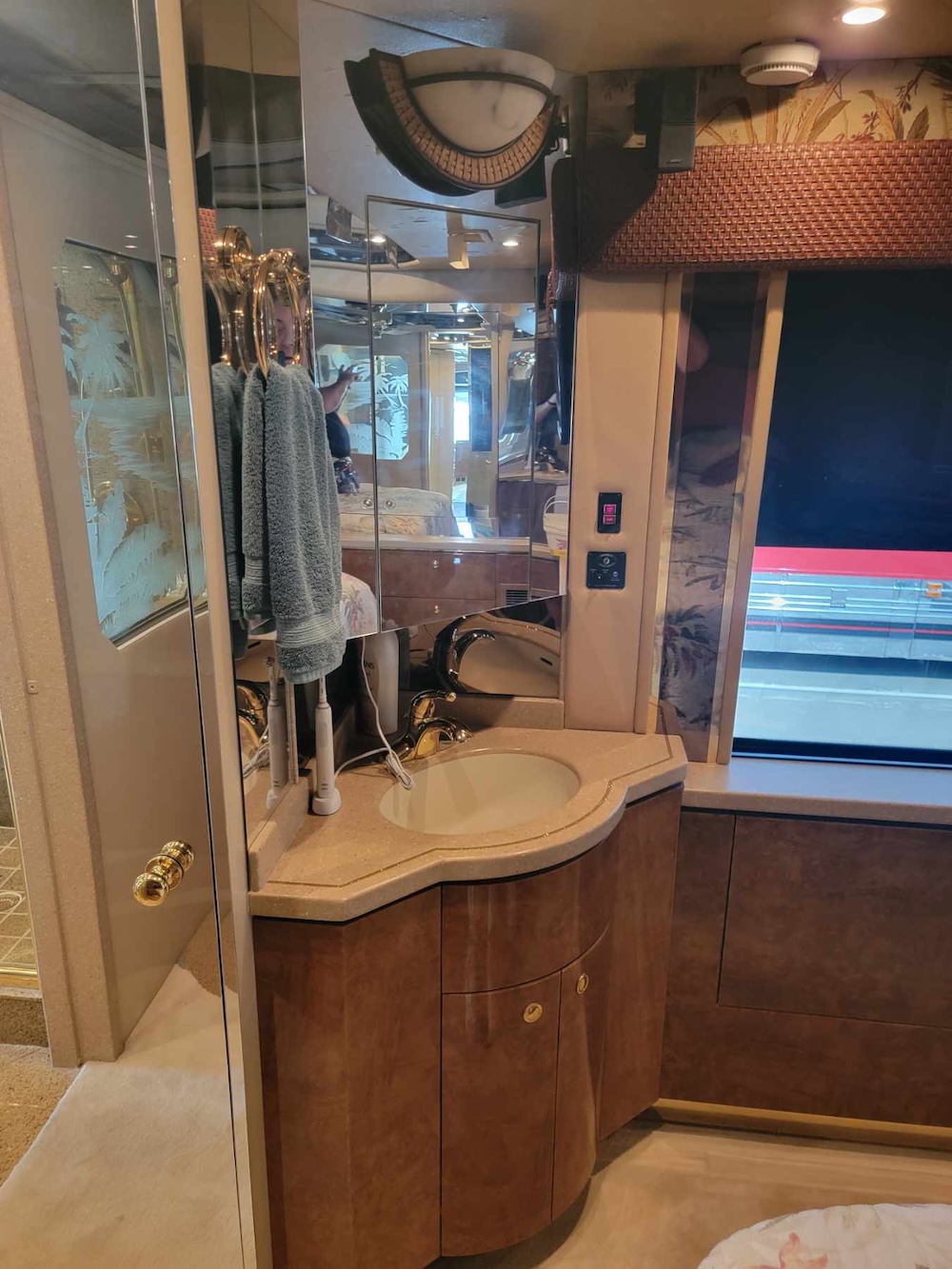 2004 Prevost Featherlite H For Sale