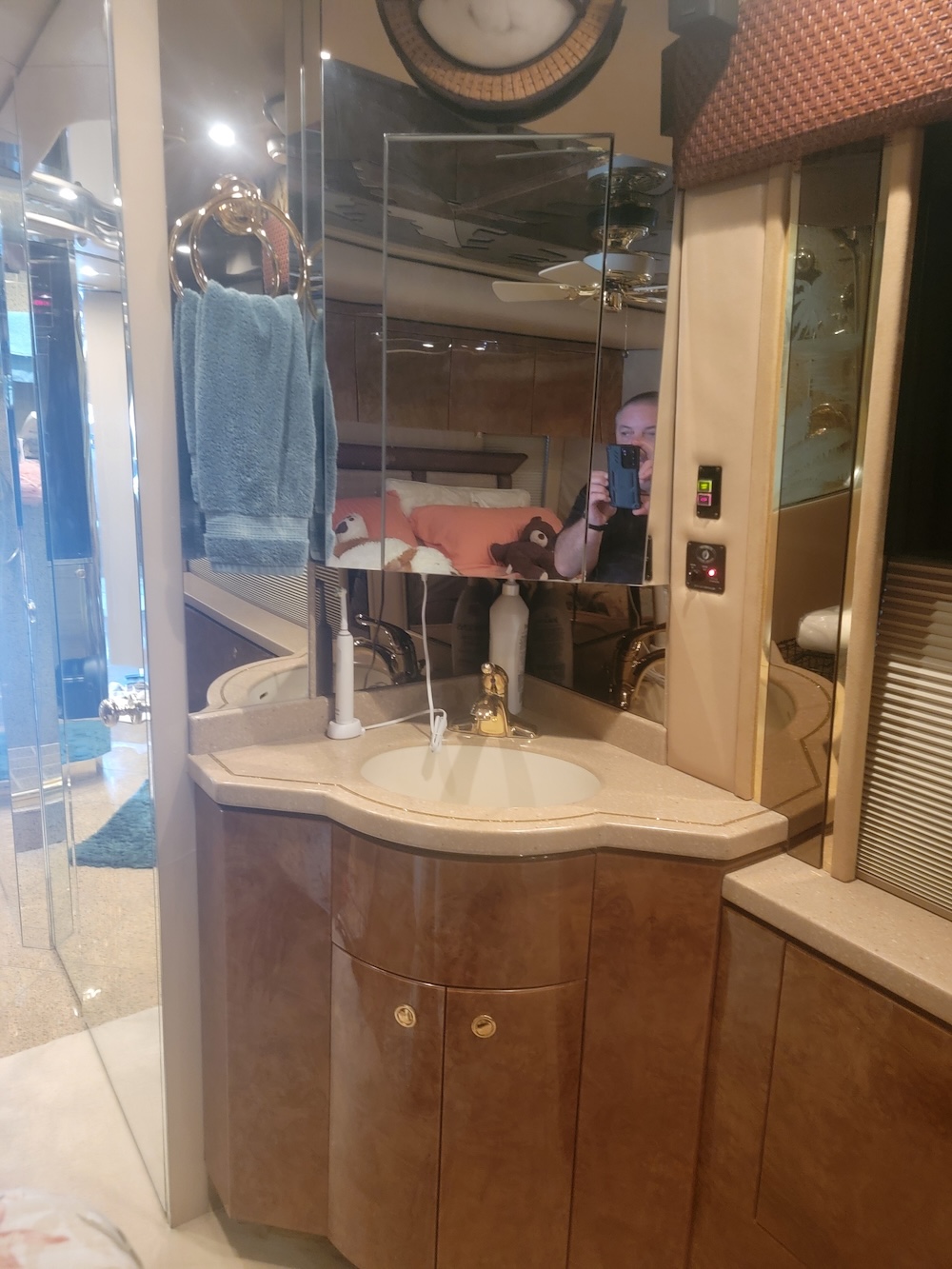 2004 Prevost Featherlite H For Sale