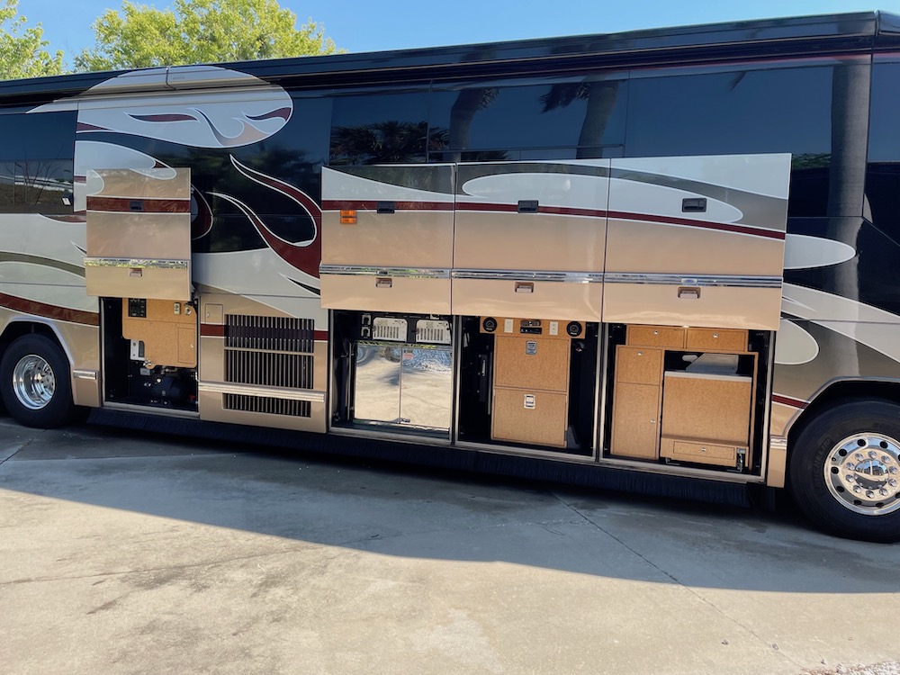 2004 Prevost Featherlite H3-45 For Sale