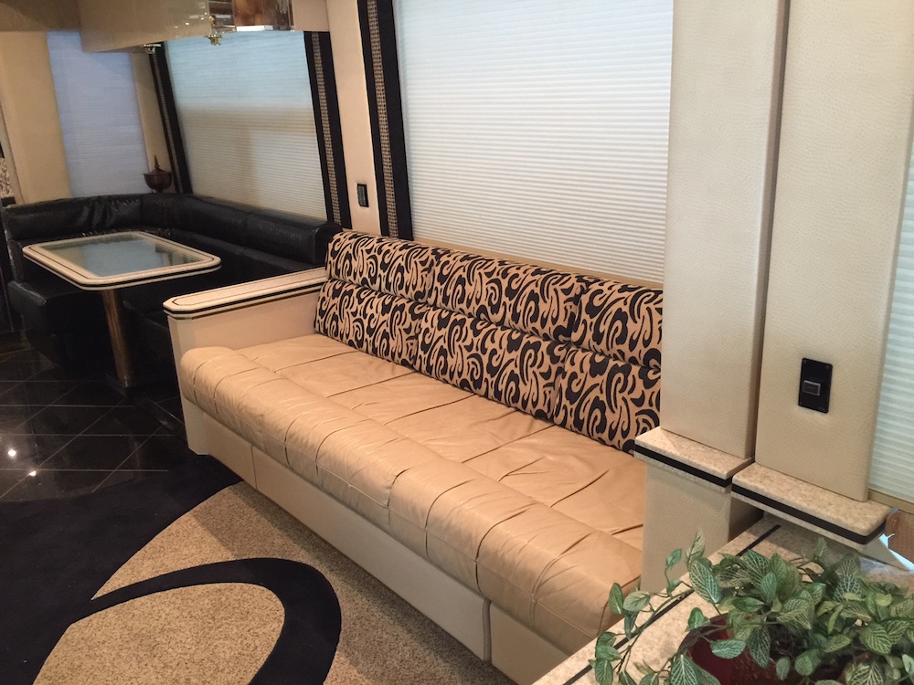 2004 Prevost Featherlite H3-45 For Sale