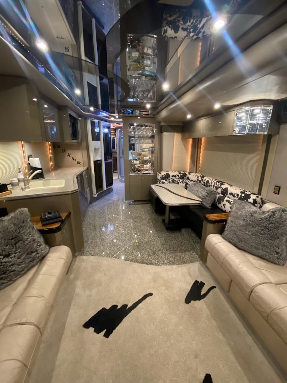 2004 Prevost Featherlite H3-45 For Sale