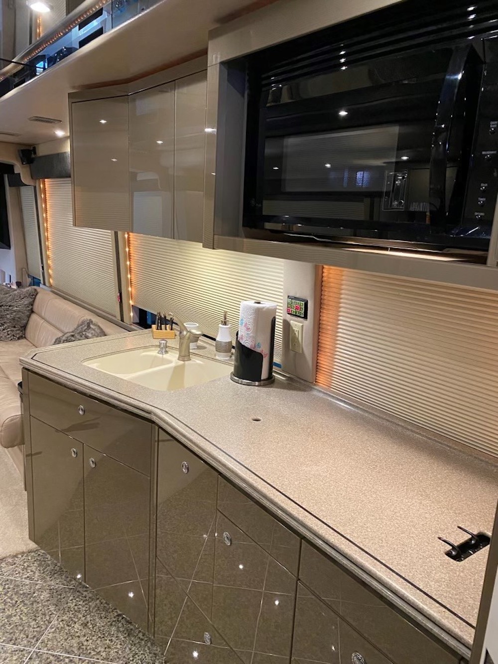 2004 Prevost Featherlite H3-45 For Sale