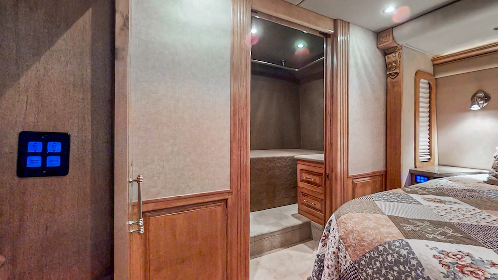 2004 Prevost Royale XLII For Sale