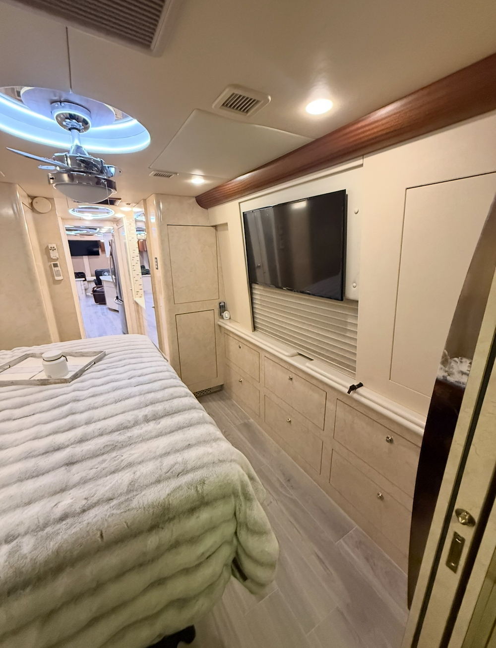 2004 Prevost Vision XLII For Sale