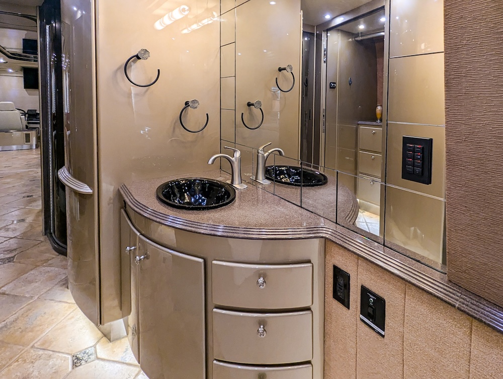 2005 Prevost Country Coach XLII For Sale