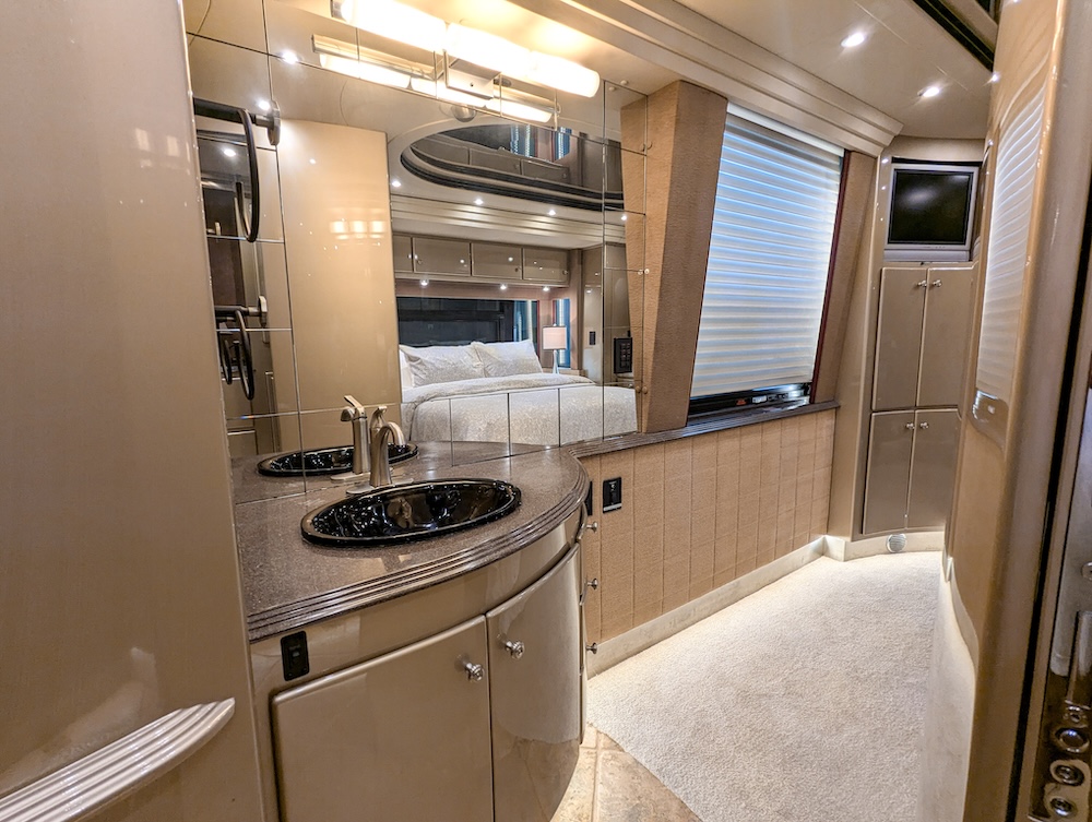 2005 Prevost Country Coach XLII For Sale