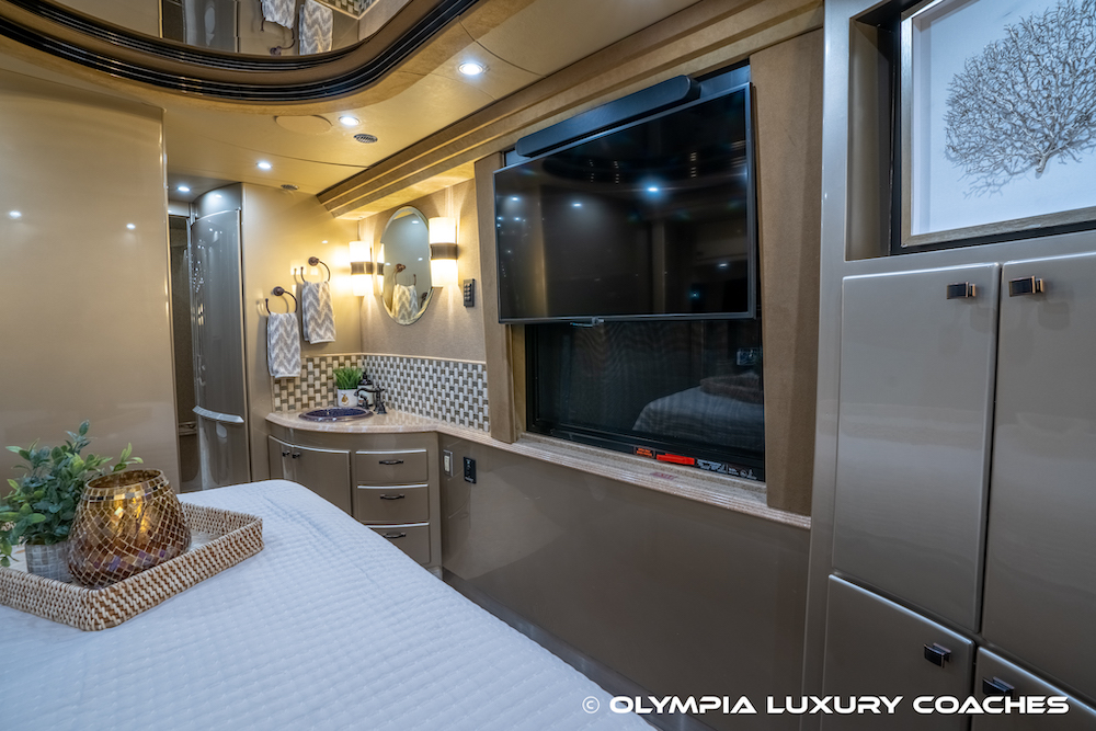 2005 Prevost Country Coach XLII For Sale