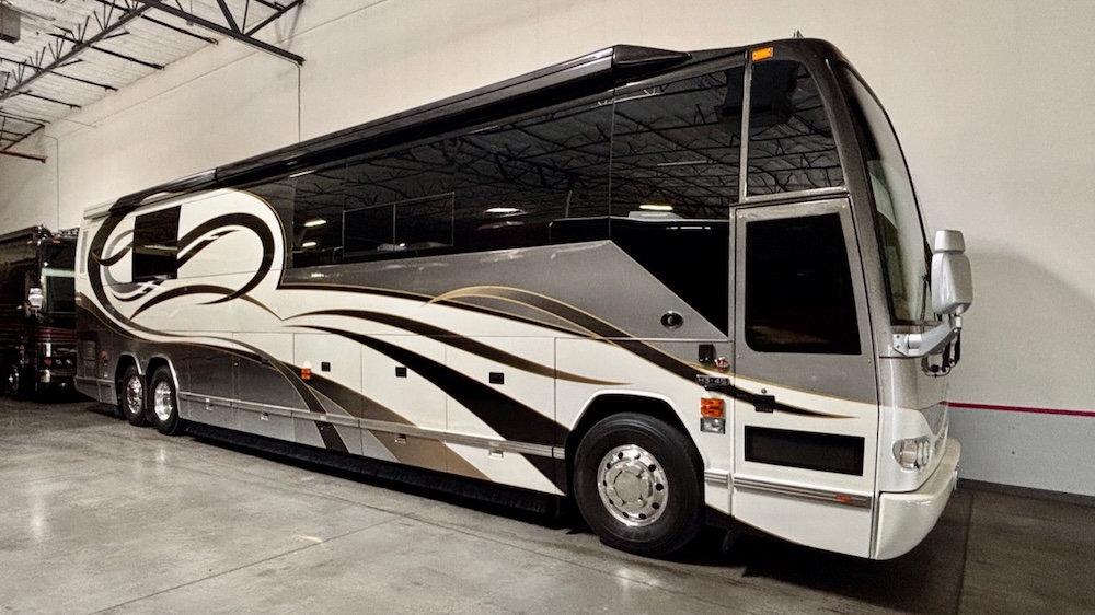 2005 Prevost Featherlite H3-45 For Sale