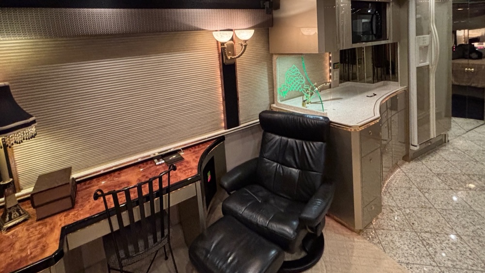 2005 Prevost Featherlite H3-45 For Sale