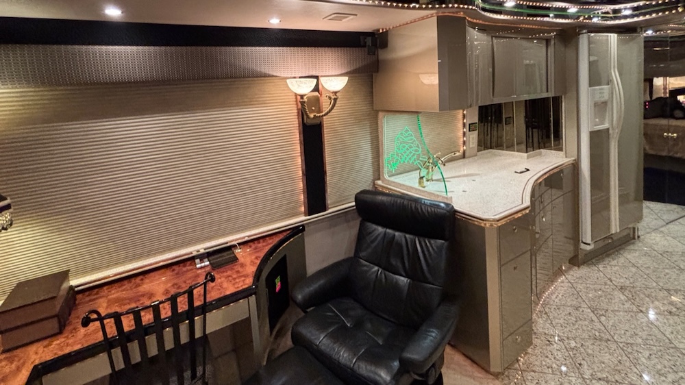 2005 Prevost Featherlite H3-45 For Sale