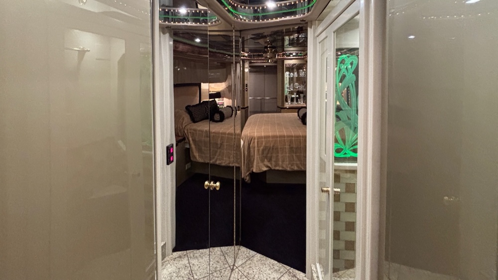 2005 Prevost Featherlite H3-45 For Sale