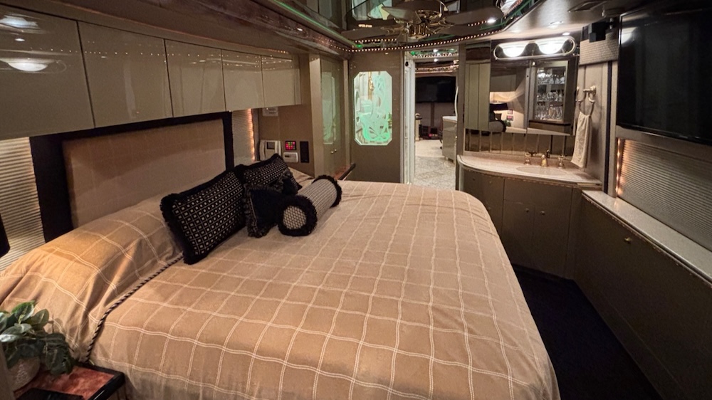 2005 Prevost Featherlite H3-45 For Sale
