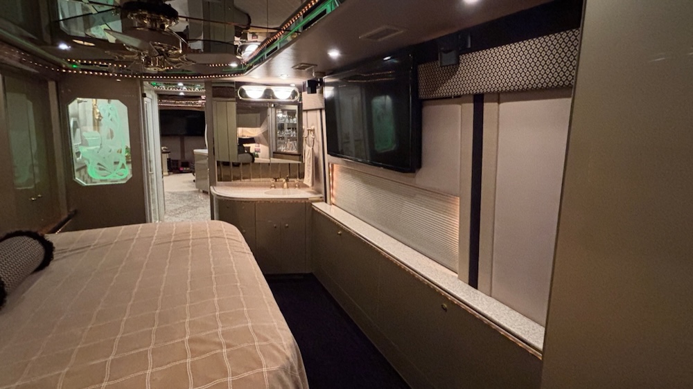 2005 Prevost Featherlite H3-45 For Sale