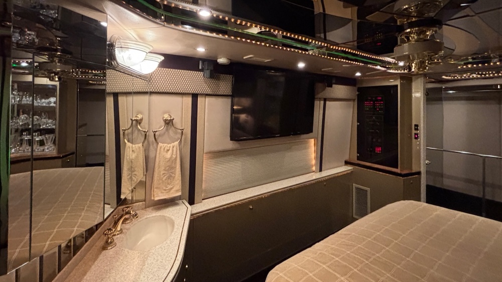 2005 Prevost Featherlite H3-45 For Sale