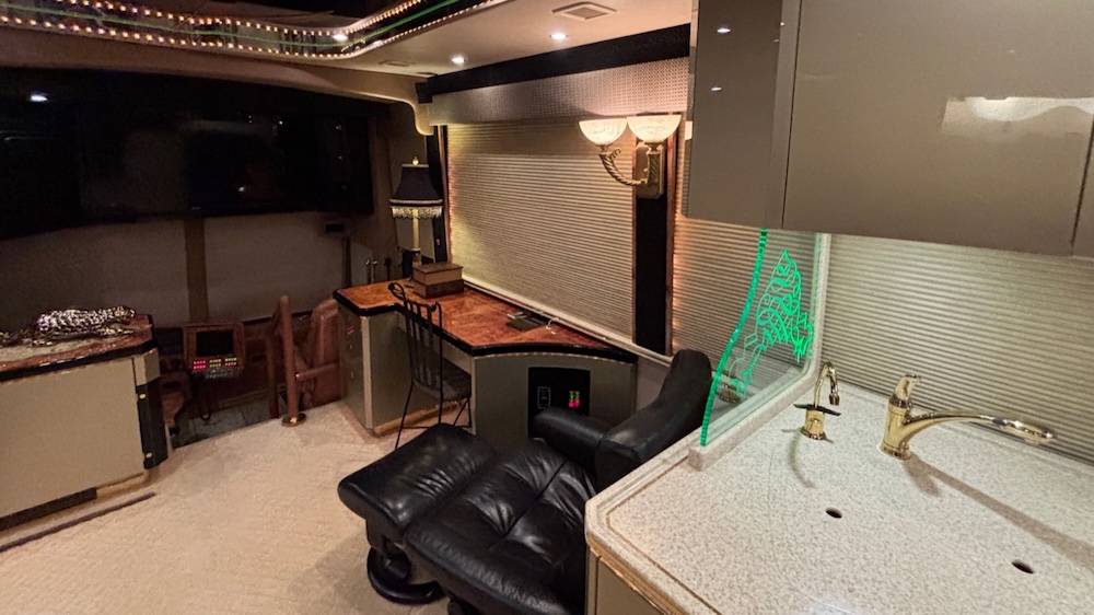 2005 Prevost Featherlite H3-45 For Sale
