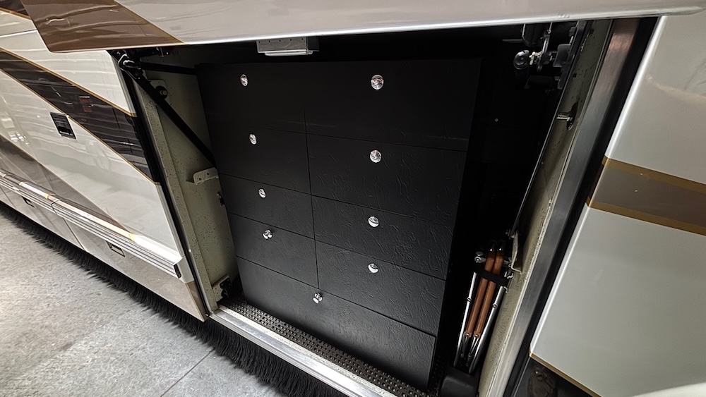 2005 Prevost Featherlite H3-45 For Sale