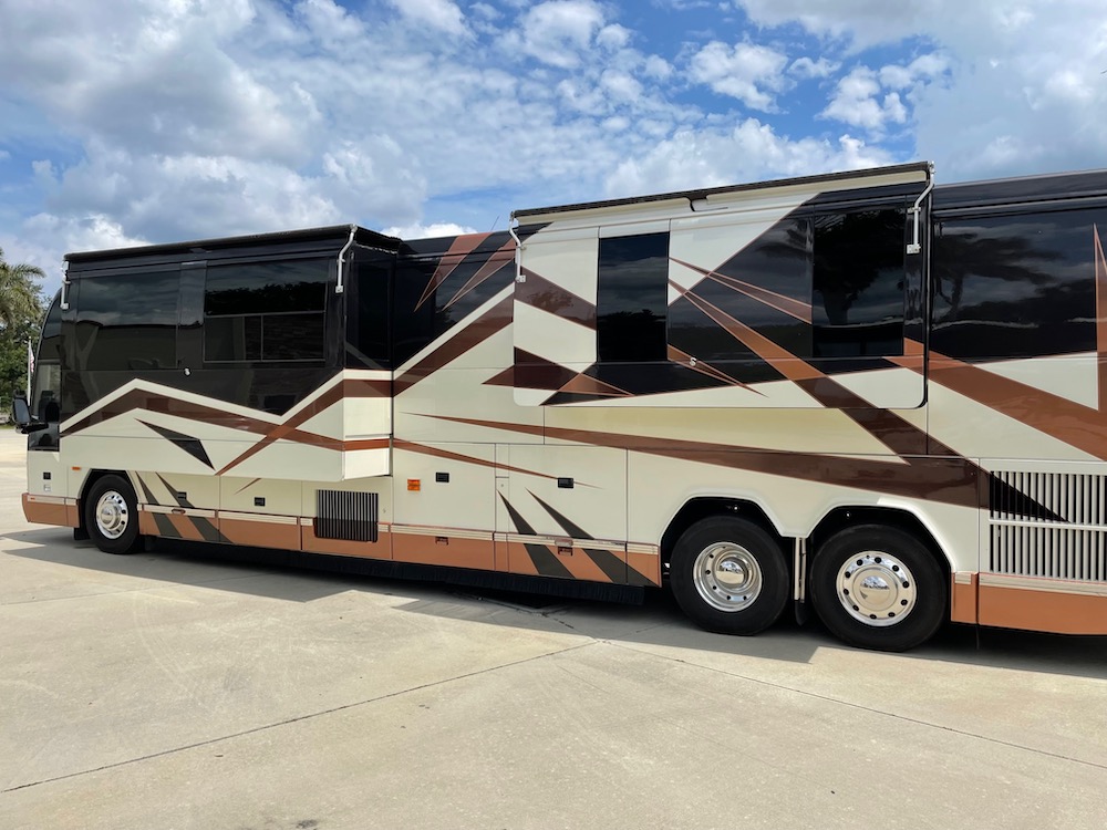 2005 Prevost Featherlite H3-45 For Sale