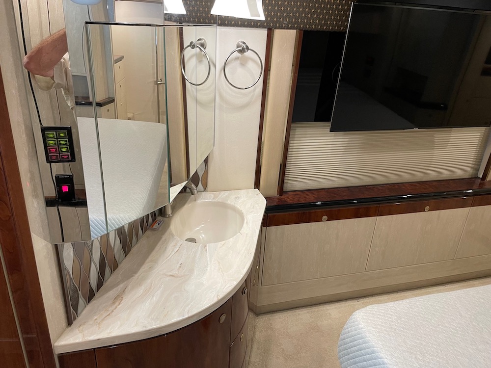 2005 Prevost Featherlite H3-45 For Sale