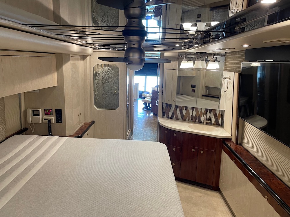 2005 Prevost Featherlite H3-45 For Sale