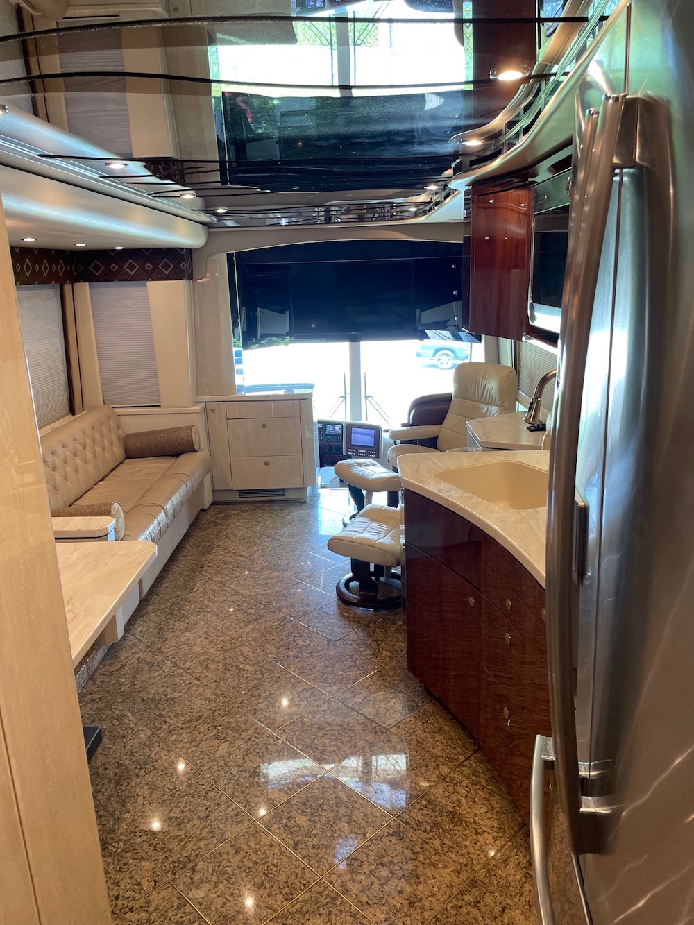 2005 Prevost Featherlite H3-45 For Sale