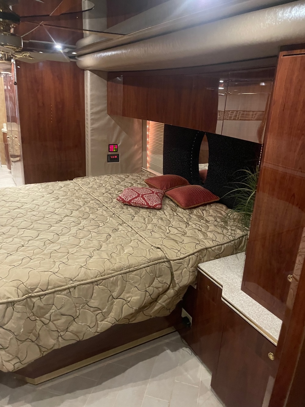 2005 Prevost Featherlite H3-45 For Sale