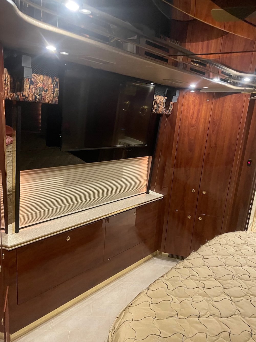 2005 Prevost Featherlite H3-45 For Sale