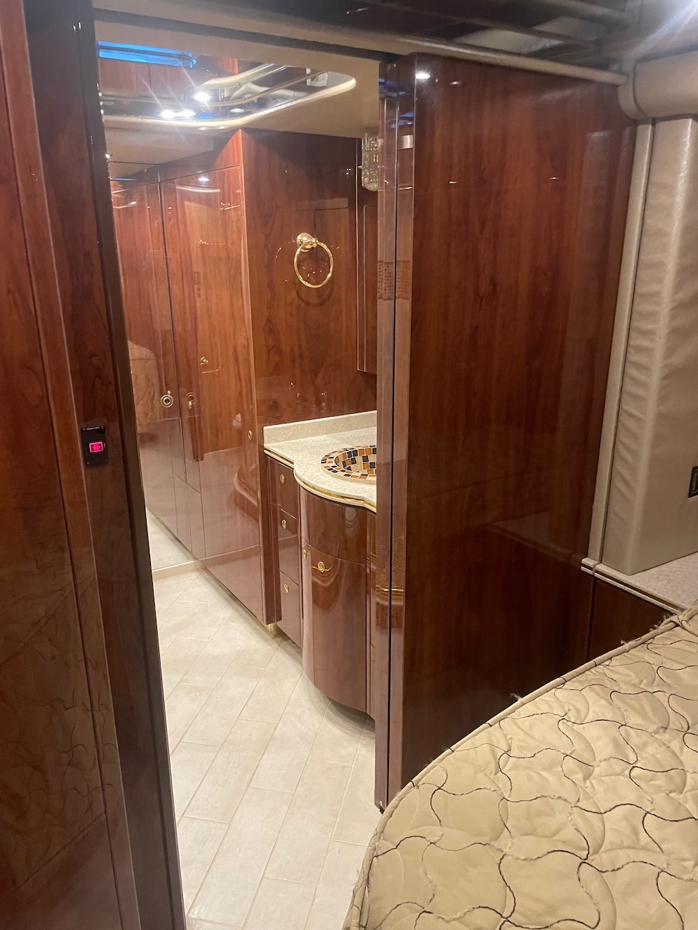 2005 Prevost Featherlite H3-45 For Sale