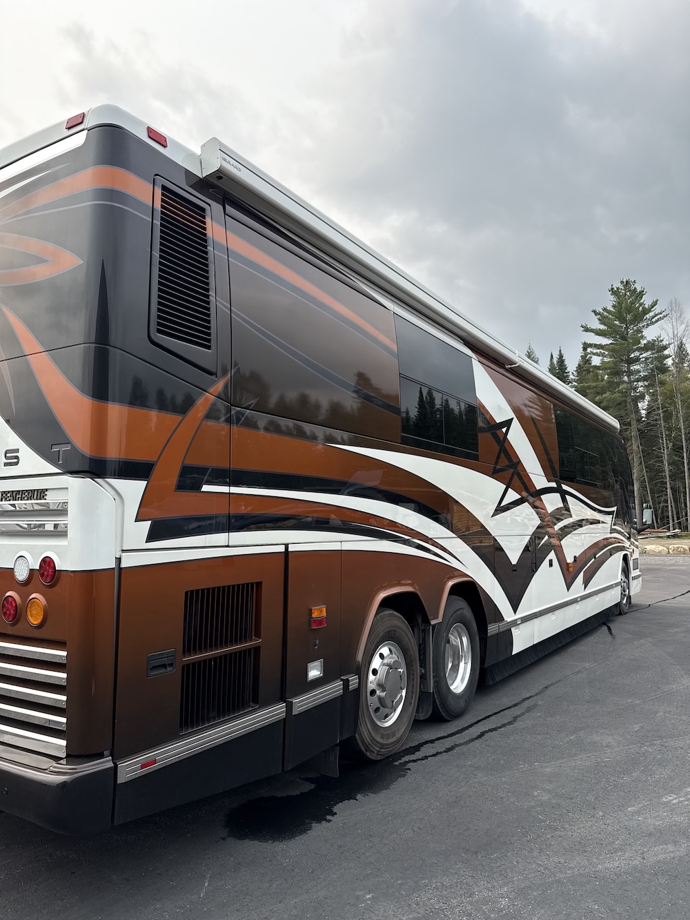 2005 Prevost Featherlite H3-45 For Sale