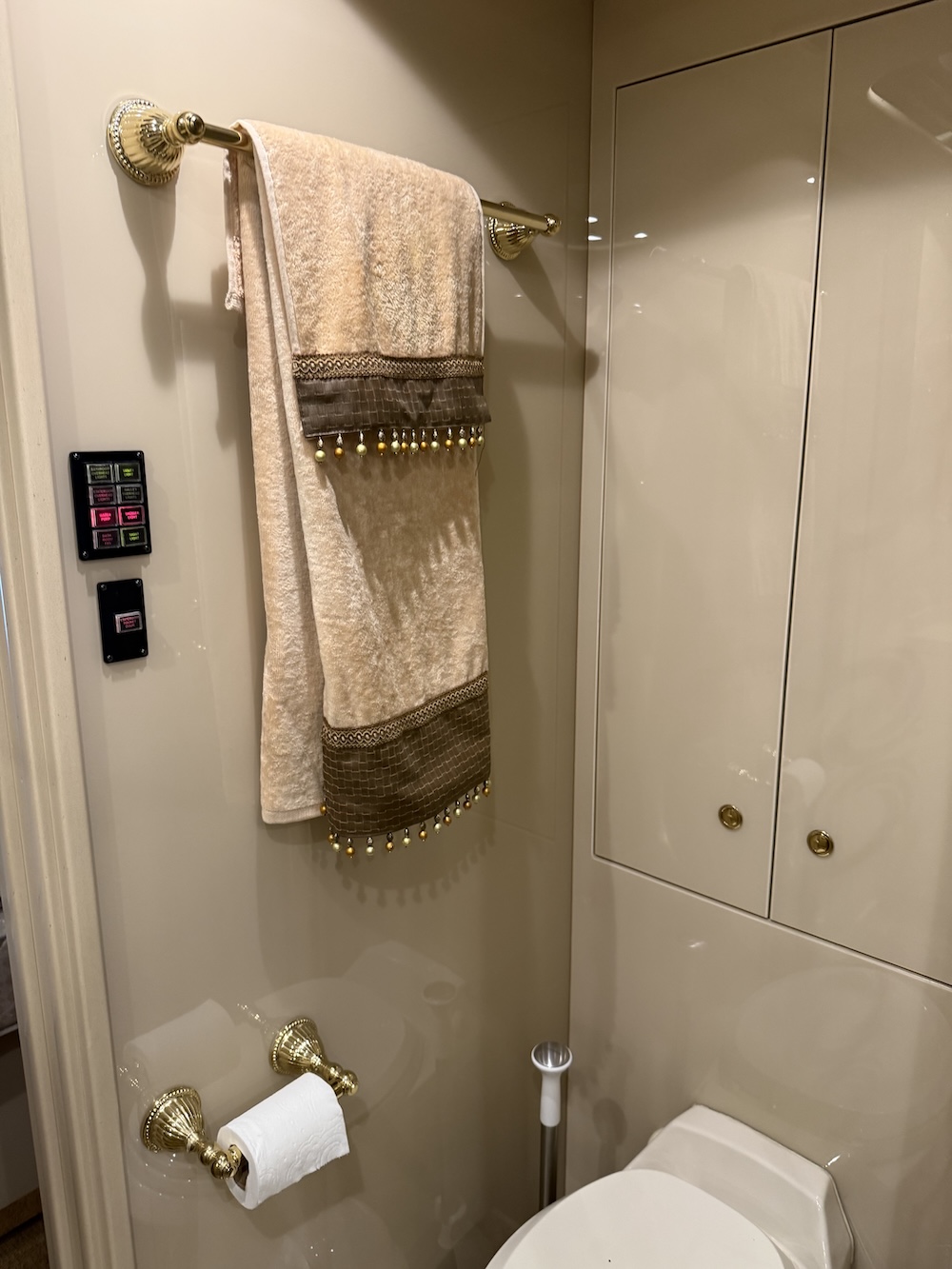 2005 Prevost Featherlite H3-45 For Sale