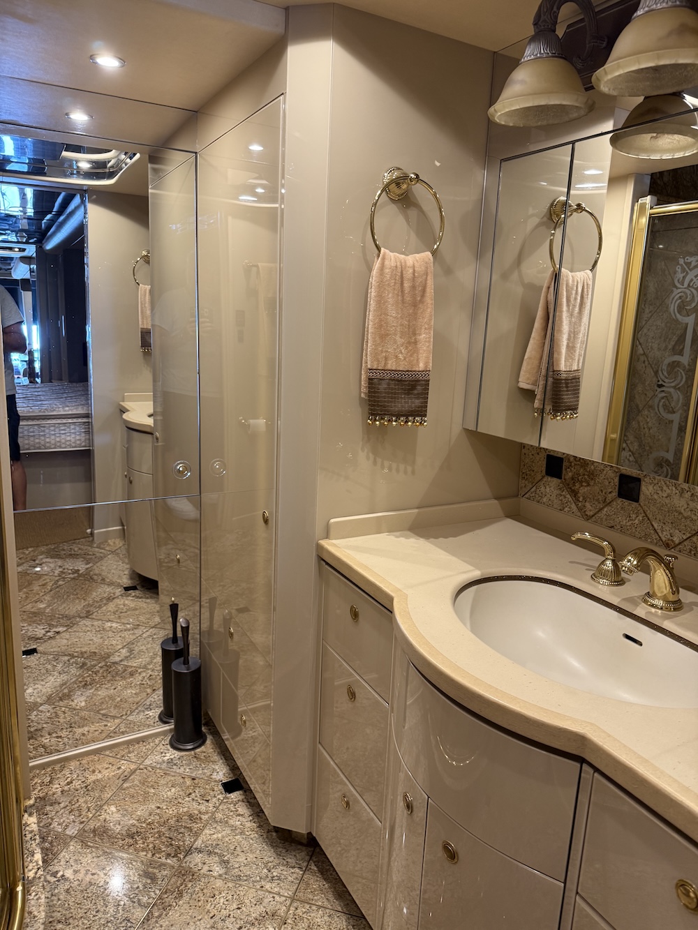 2005 Prevost Featherlite H3-45 For Sale