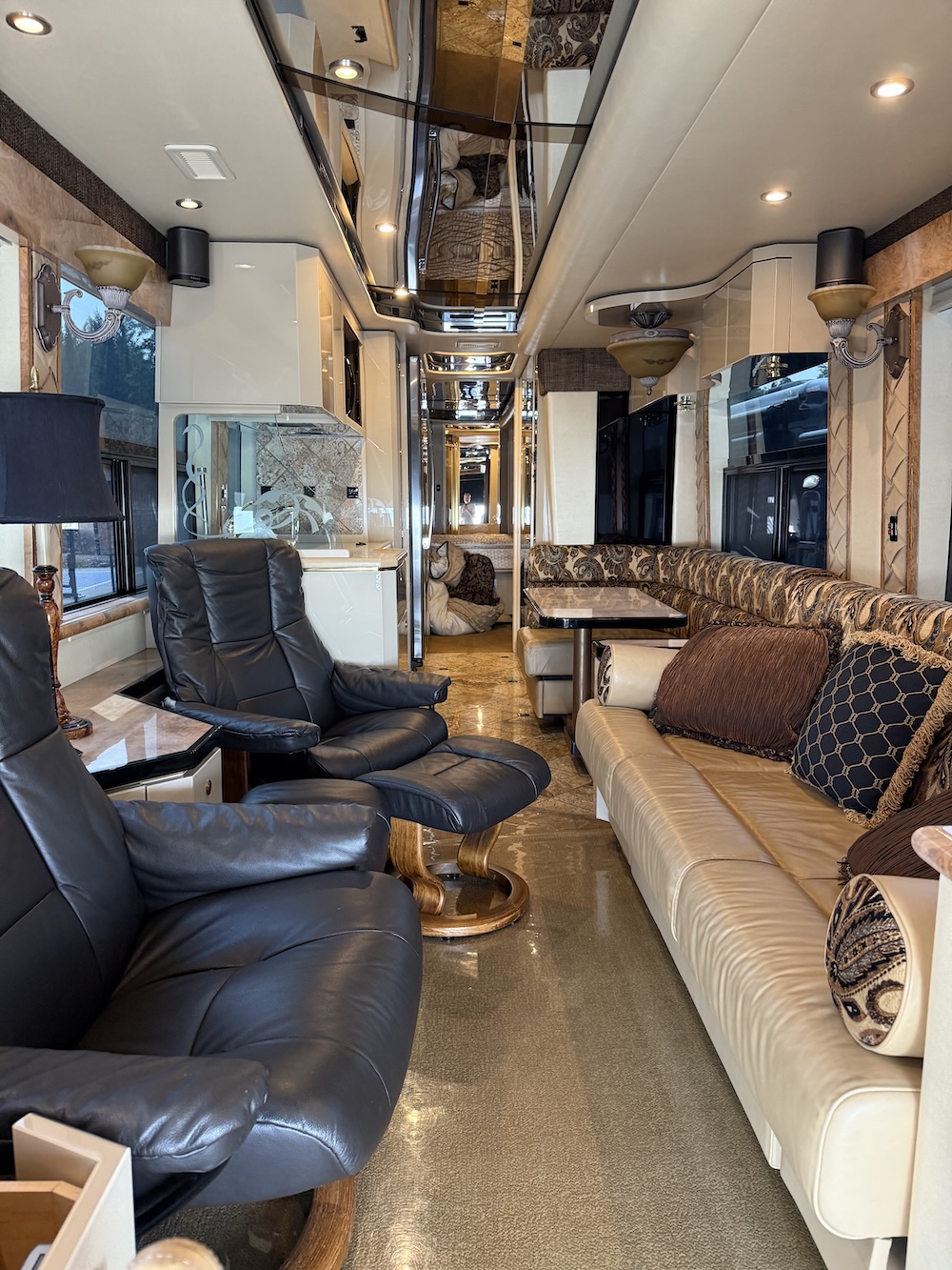 2005 Prevost Featherlite H3-45 For Sale