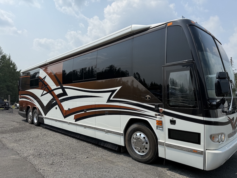 2005 Prevost Featherlite H3-45 For Sale