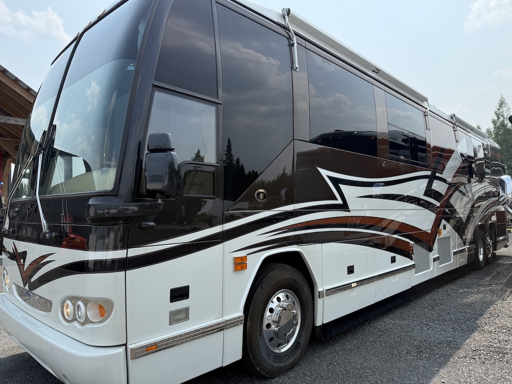 2005 Prevost Featherlite H3-45 For Sale