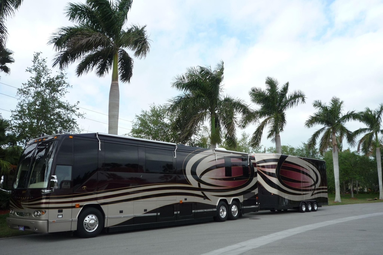 2005 Prevost Featherlite H3-45 For Sale