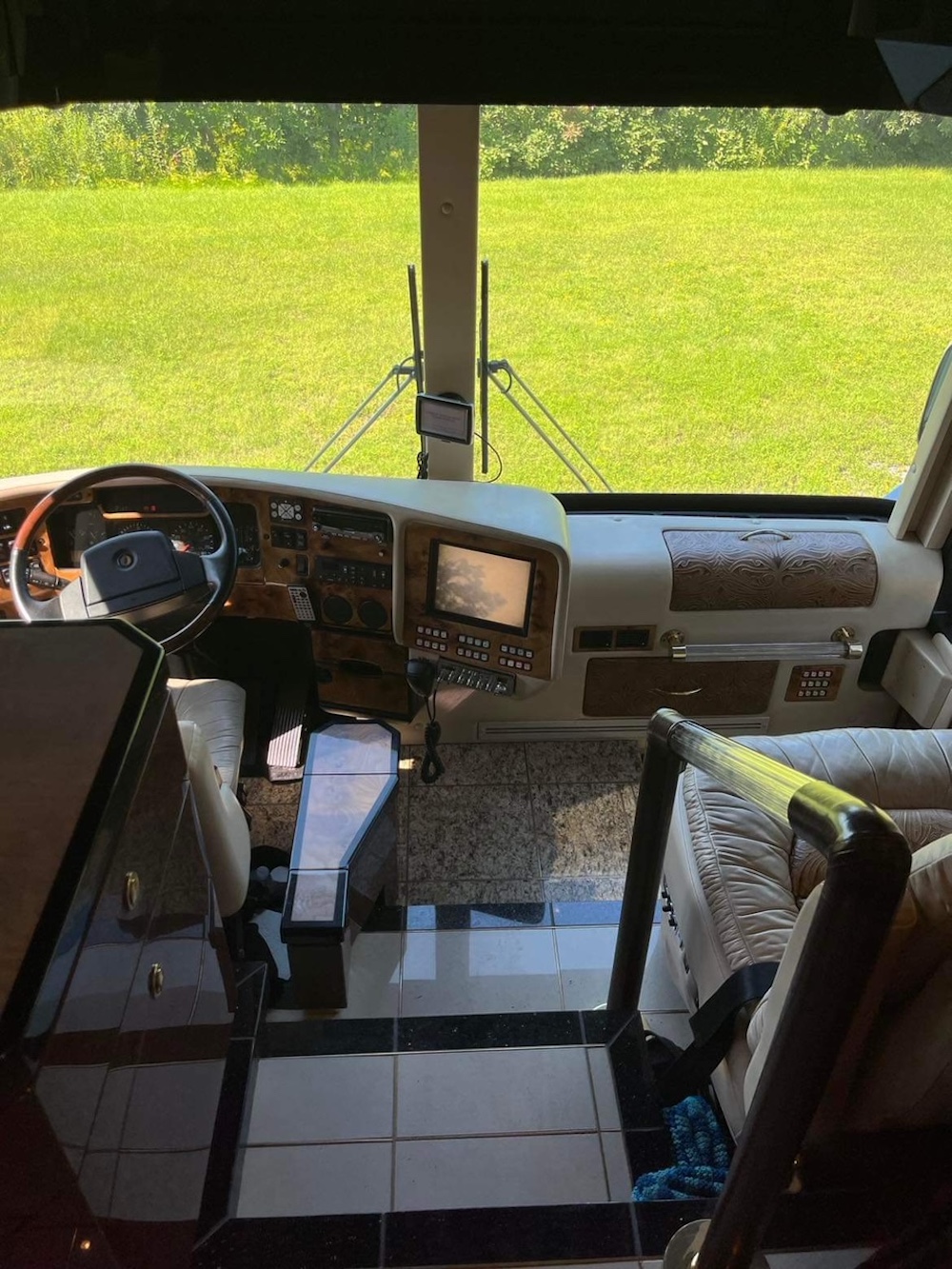 2005 Prevost Featherlite H3-45 For Sale