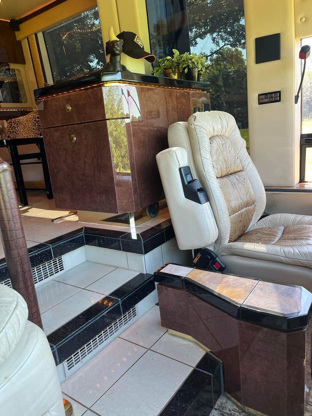 2005 Prevost Featherlite H3-45 For Sale