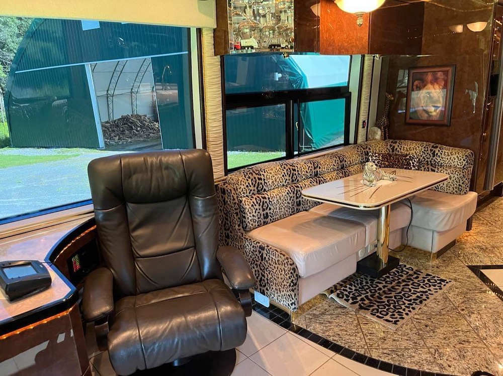 2005 Prevost Featherlite H3-45 For Sale