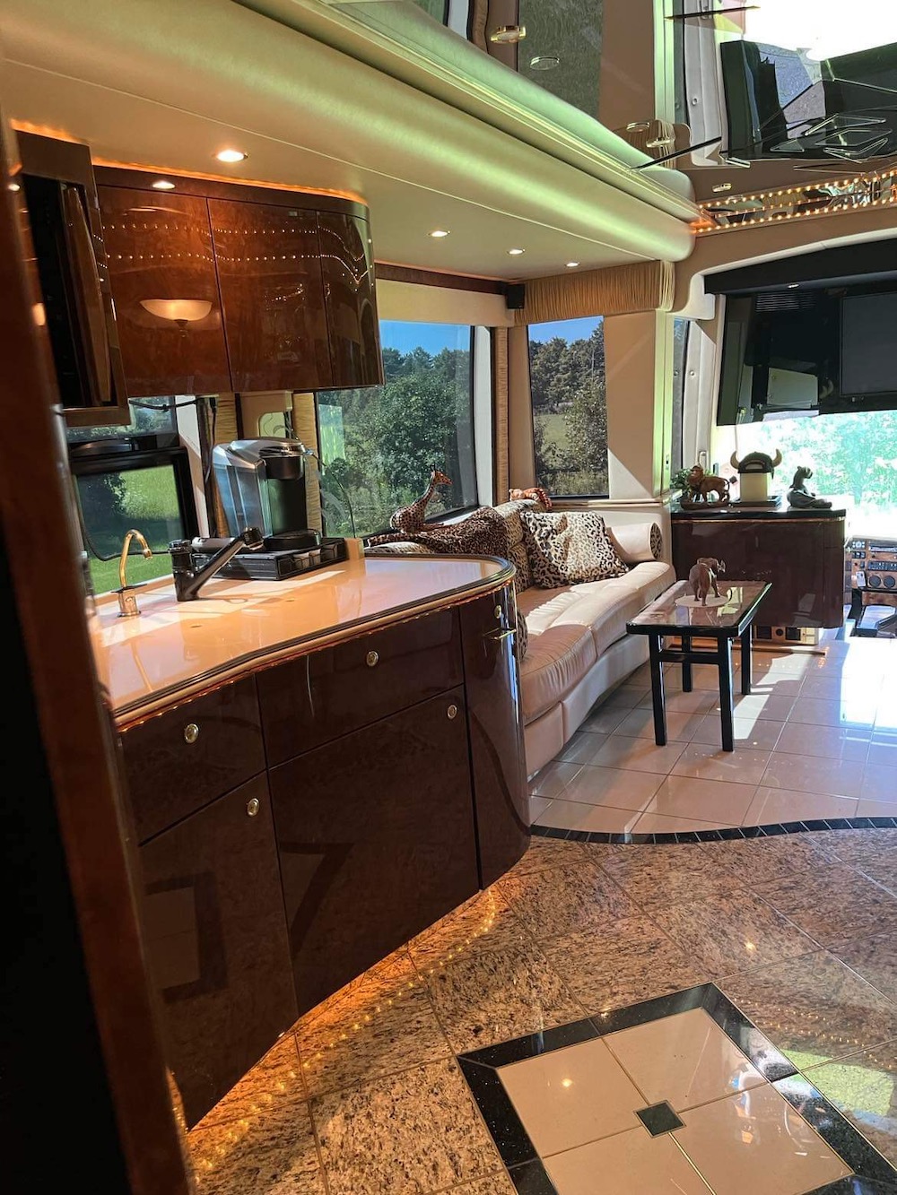 2005 Prevost Featherlite H3-45 For Sale