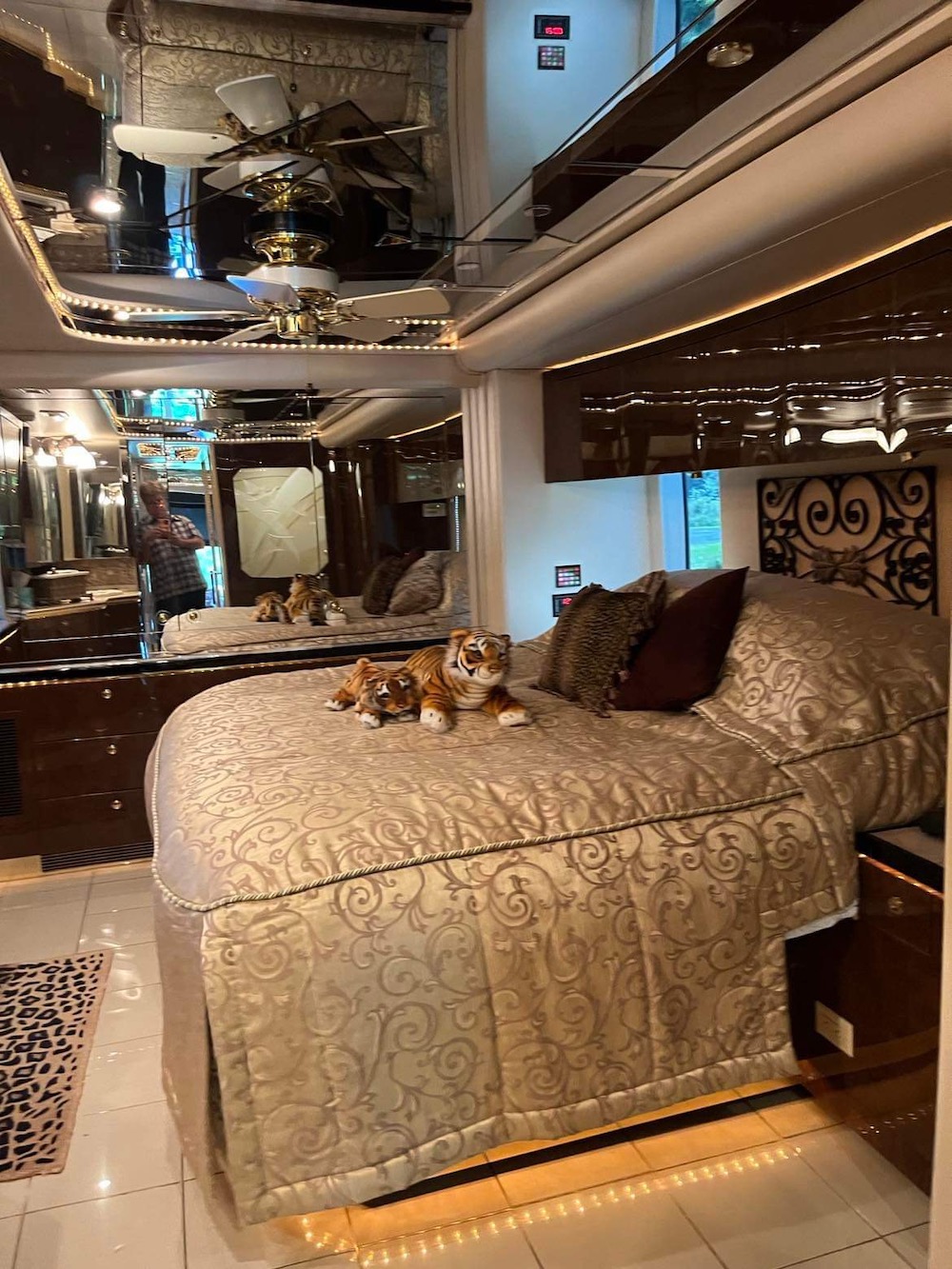 2005 Prevost Featherlite H3-45 For Sale