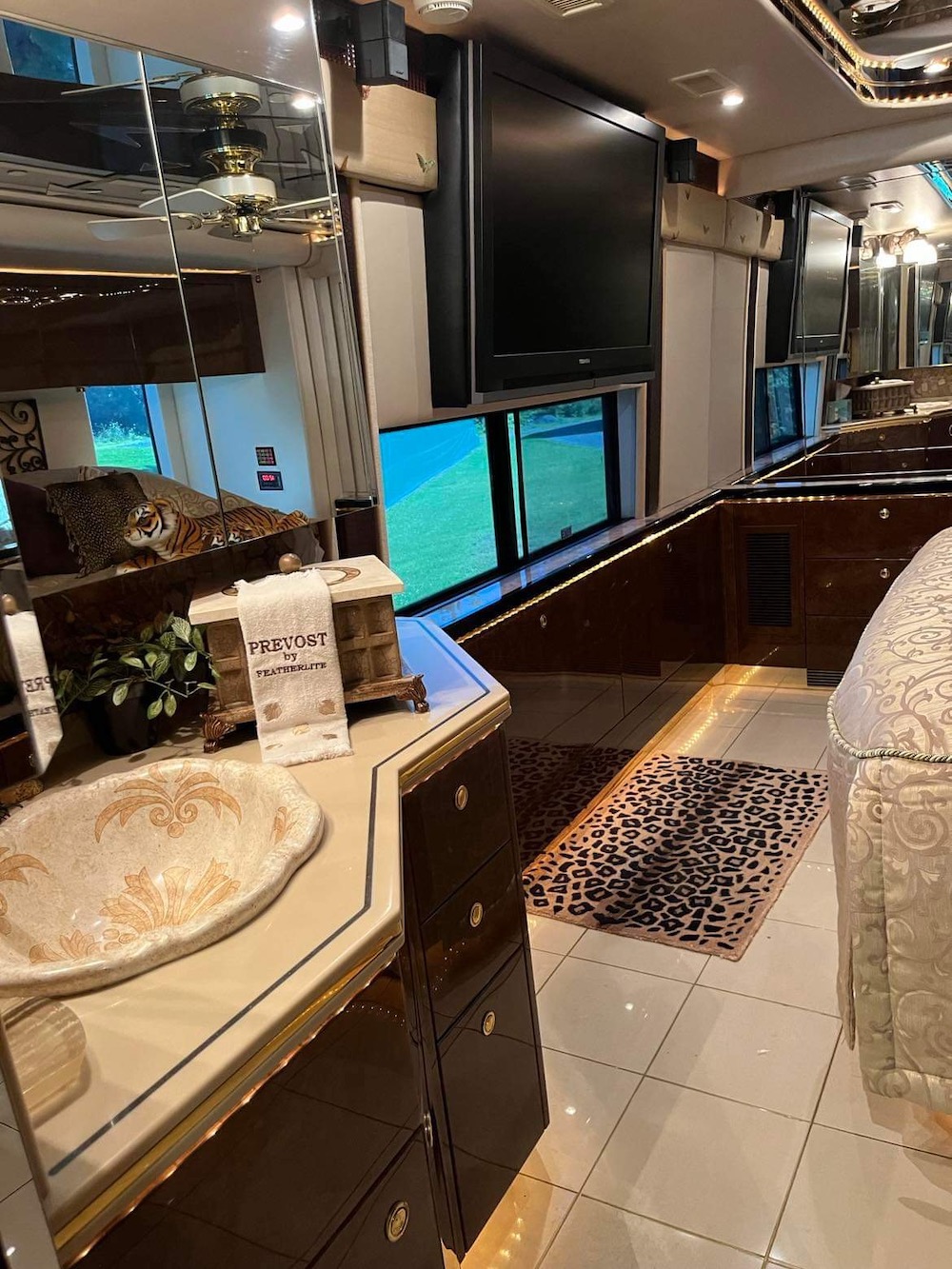 2005 Prevost Featherlite H3-45 For Sale