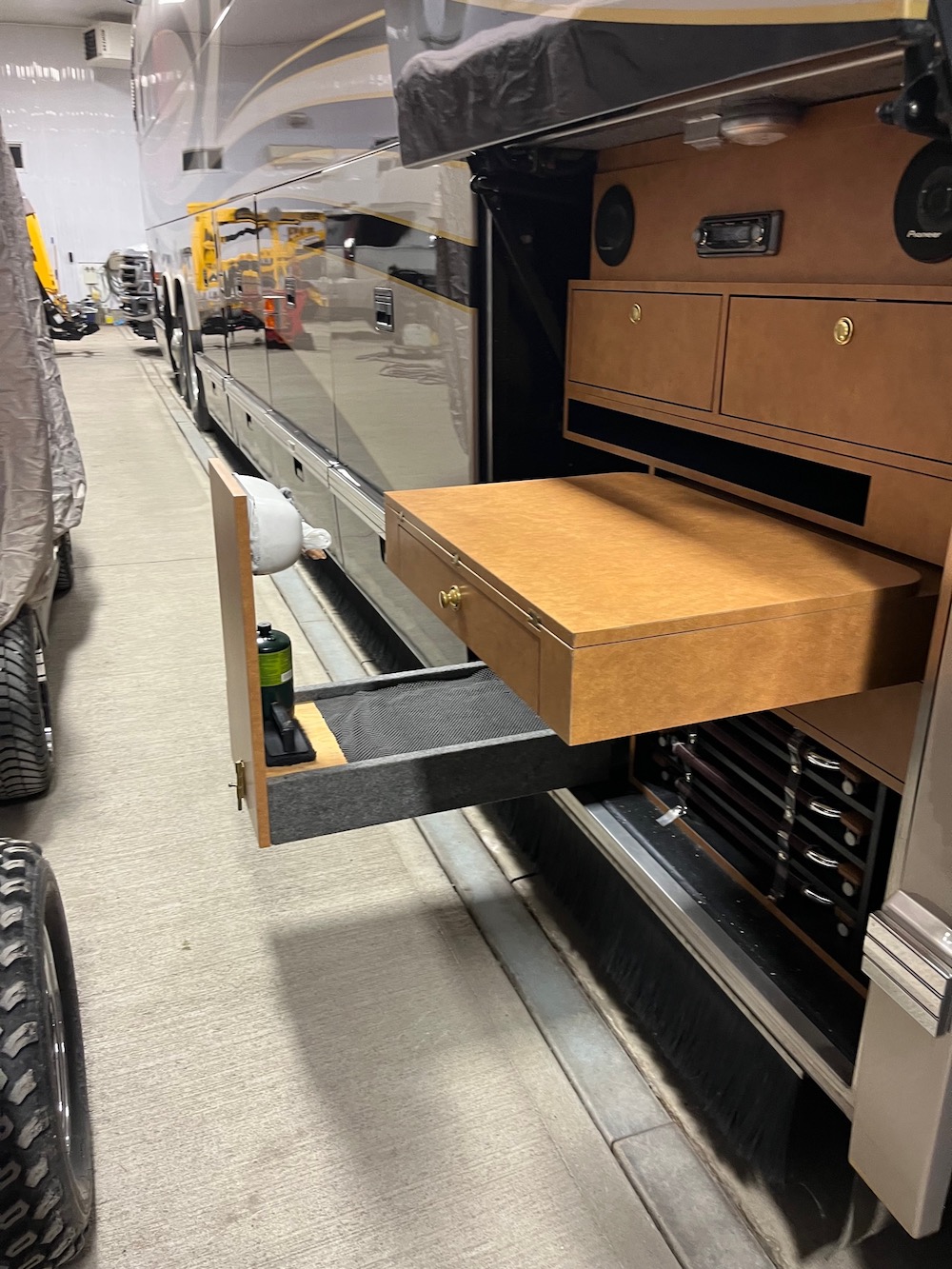 2005 Prevost Featherlite H3-45 For Sale