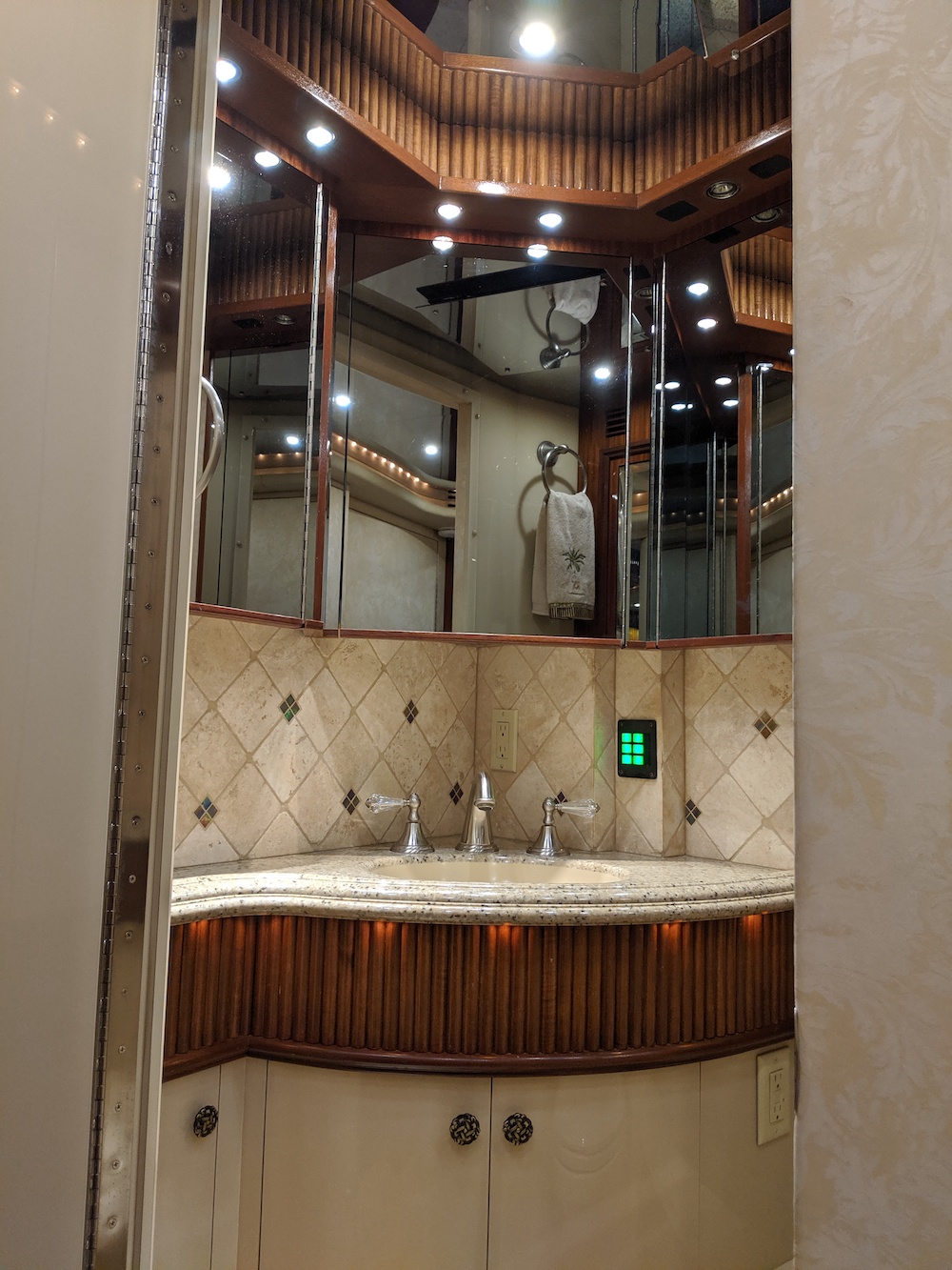 2005 Prevost Liberty H3-45 For Sale
