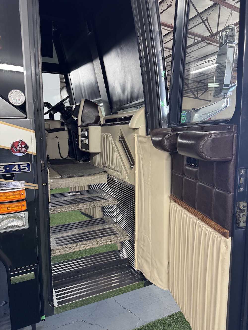 2005 Prevost Liberty H3-45 For Sale