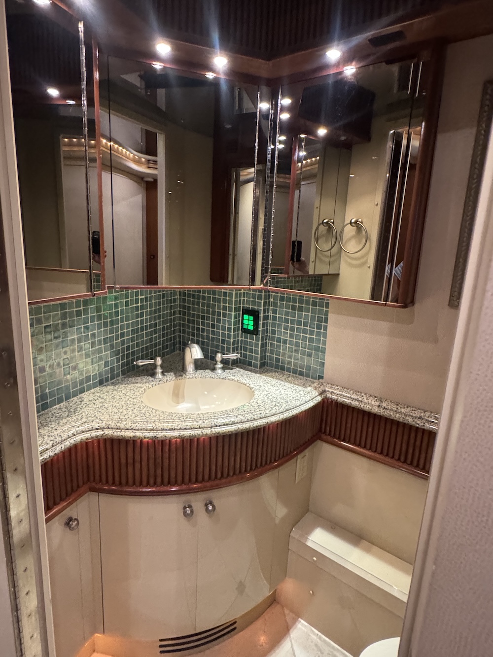 2005 Prevost Liberty H3-45 For Sale